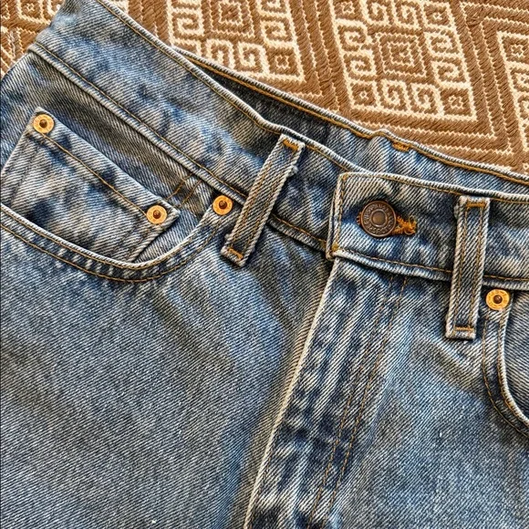 Levi’s 561 Classic High-Rise Denim Cutoff Shorts - Picture 4 of 5